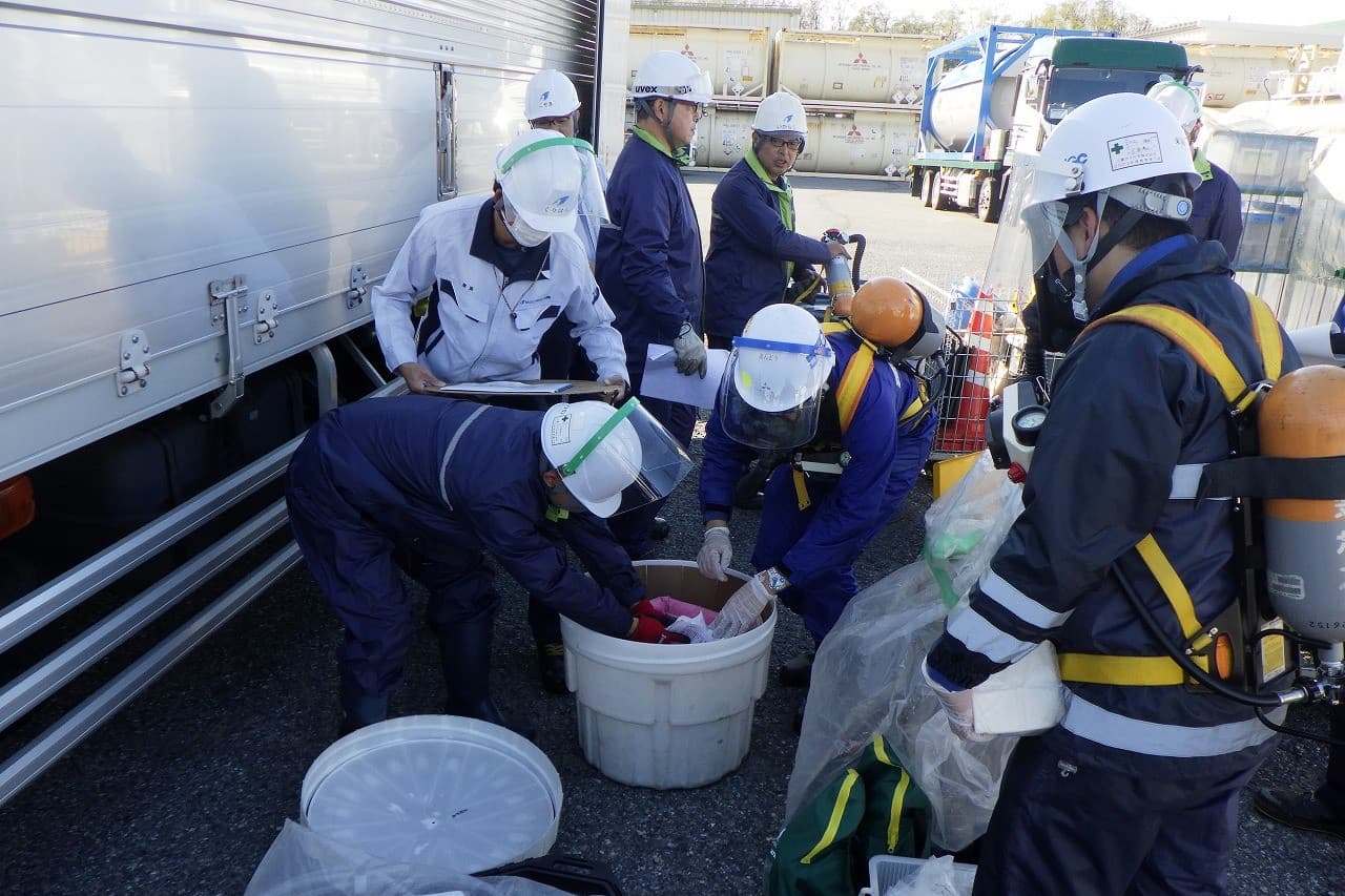 photo: Logistics Accident Drill (Niigata Plant)